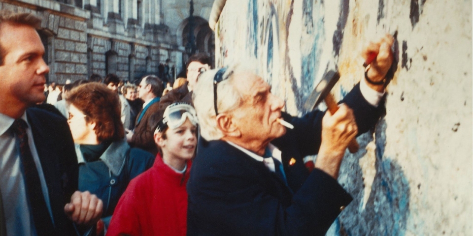 Leonard Bernstein at the Berlin Wall